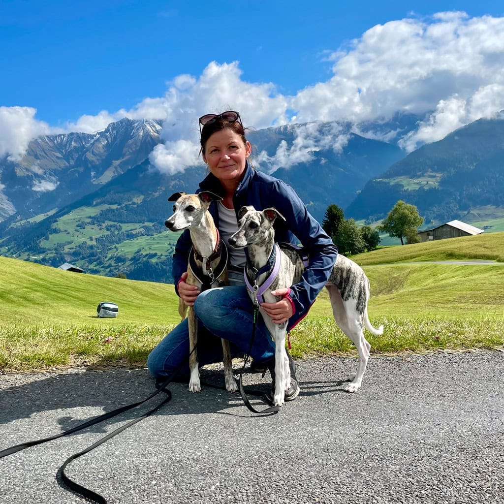 Hundefreundin mit Greyhounds in den Bergen, Natur, Outdoor, Landschaft, Reisen, Abenteuer, Tierliebe.